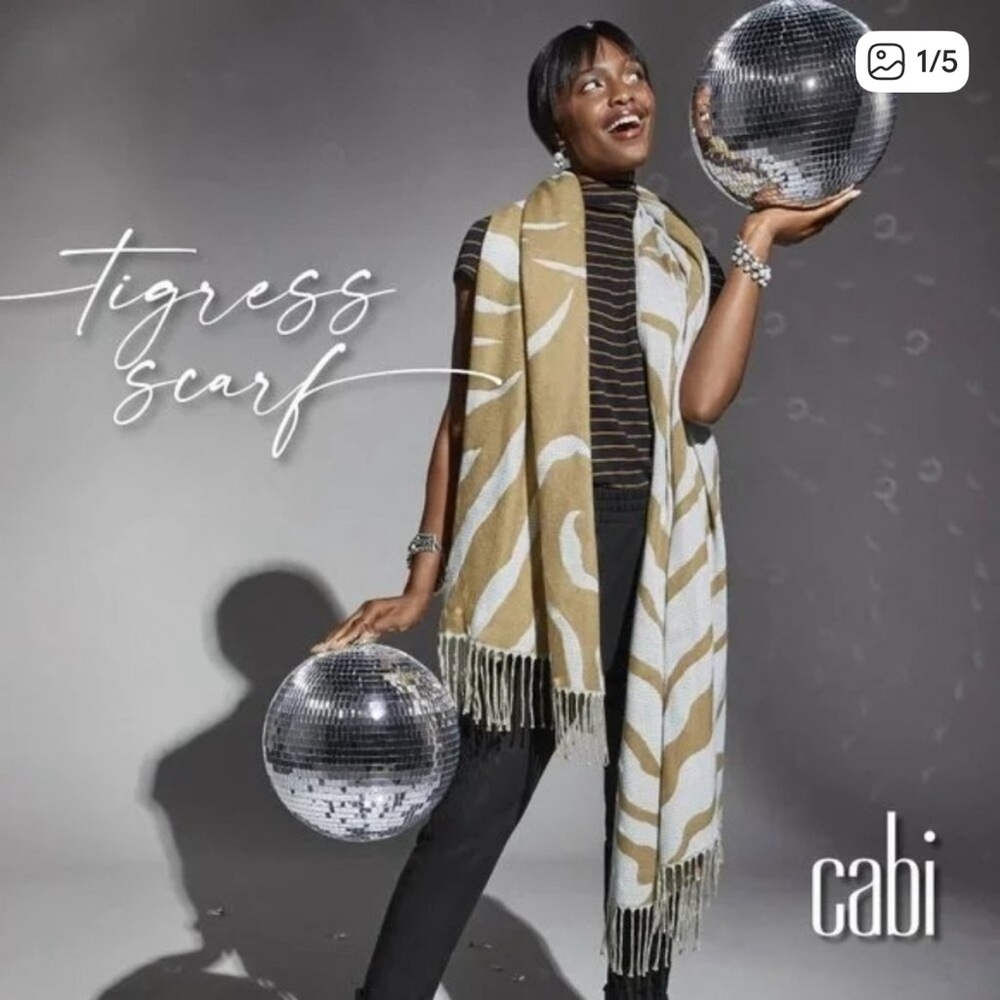 NIP CAbi #4268 Tigress Scarf - Beige and White Reversable